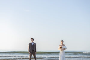 富山のコアラで洋装海フォトウェディングを行なった新郎新婦