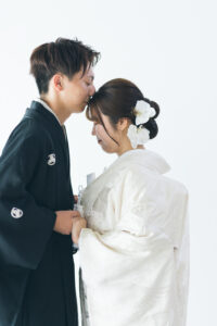 富山のコアラで和装フォトウェディングを行なった新郎新婦がおでこを寄せ合っている