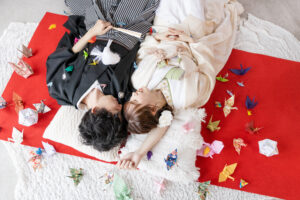 富山のコアラでスタジオ和装フォトウェディングをして目をつぶって周りに鶴が散りばめられているフォトウェディング
