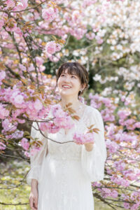 富山のコアラで洋装ロケーションフォトウェディングを行なった花嫁と桜