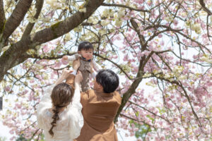 富山のコアラで洋装ファミリーフォトウェディングを行なった新郎新婦と赤ちゃんのフォトウェディング