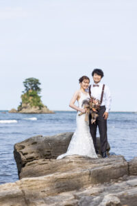 富山の雨晴海岸で洋装ロケーションフォトウェディングを行なった新郎新婦