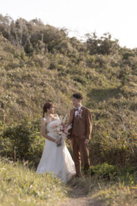 富山のコアラで洋装ロケーションフォトウェディングを行なった新郎新婦が見つめ合っている