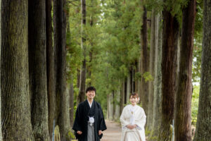 富山のコアラで和装ロケーションフォトウェディングを行なった新郎新婦が森林でフォトウェディング