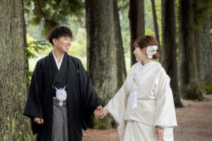 富山のコアラで和装ロケーションフォトウェディングを行なった新郎新婦が森林でフォトウェディング