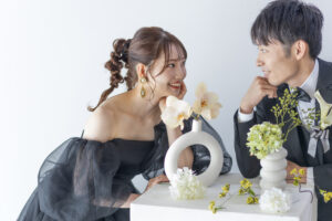 富山のコアラでスタジオ洋装フォトウェディングを行なった新郎新婦が見つめあっている様子