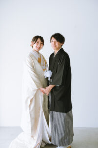 富山の和装フォトウェディングで新郎新婦が手を取り合っている前撮り写真