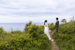 富山のコアラで洋装ロケーションフォトウェディングを行なった新郎新婦