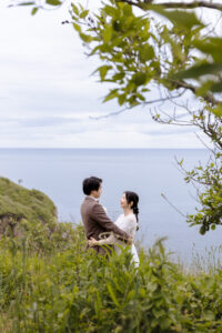 富山のコアラで洋装フォトウェディングを行なった新郎新婦がハグをして微笑み合っている