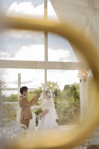 富山のコアラで洋装ロケーションを行なった新郎新婦のフォトウェディング