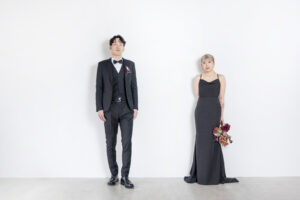 富山のコアラがスタジオでフォトウェディングでブラックドレスを着て撮影している新郎新婦のフォトウェディング