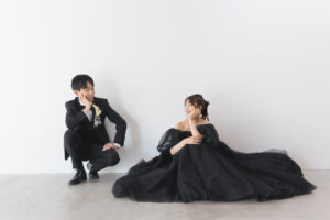 富山のコアラがスタジオでフォトウェディングでブラックドレスを着て撮影している新郎新婦