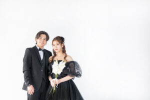 富山のコアラがスタジオでフォトウェディングでブラックドレスを着て撮影している新郎新婦