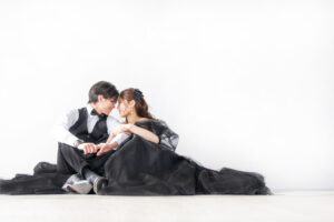 富山のコアラがスタジオでフォトウェディングでブラックドレスを着て撮影している新郎新婦がおでこを寄せ合っている