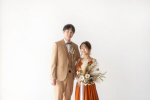 富山のコアラでスタジオ洋装フォトウェディングを行なっている新郎新婦がテラコッタドレスを着ている様子