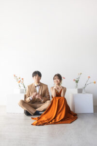 富山のコアラでスタジオ洋装フォトウェディングを行なった新郎新婦がテラコッタドレスを着ている様子