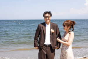 富山のコアラで洋装ロケーションフォトウェディングを行なった新郎新婦がサングラスをかけてフォトウェディングを行なっている様子