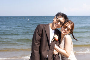 富山のコアラで洋装ロケーションフォトウェディングを行なった新郎新婦がサングラスをかけてフォトウェディングを行なっている様子