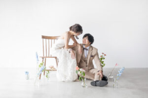 富山市にあるドレスショップコアラで撮影した洋装姿の新郎新婦の1枚