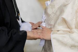 富山のコアラが和装フォトウェディングでブーケを行なった新郎新婦の手元