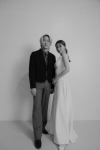 富山市にあるドレスショップコアラでセルフフォトウエディングを楽しむご夫婦のお二人