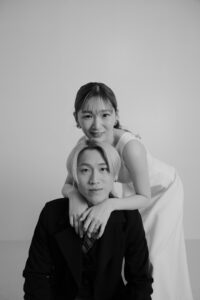 富山市にあるドレスショップコアラでセルフフォトウエディングを楽しむご夫婦のお二人