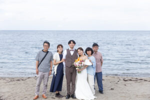 富山のコアラで海フォトウェディングを家族で行なった新郎新婦