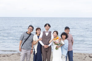 富山のコアラでファミリーフォトウェディングを行なった新郎新婦