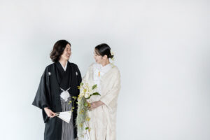 富山のコアラがスタジオで和装フォトウェディングを行なった新郎新婦が見つめ合っている様子