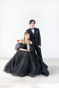 富山のコアラでブラックドレスを着てスタジオで撮影している新郎新婦