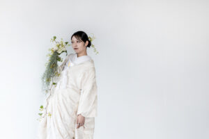 富山のコアラで和装フォトウェディングを行なっている花嫁がブーケを持って白無垢を着ている様子