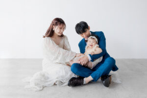 富山のコアラがスタジオでファミリーフォトウェディングを洋装で行なった新郎新婦のフォトウェディング
