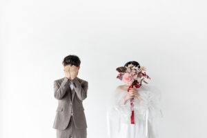 富山のコアラのスタジオで和装を着た新郎新婦のフォトウェディングで顔を隠している様子