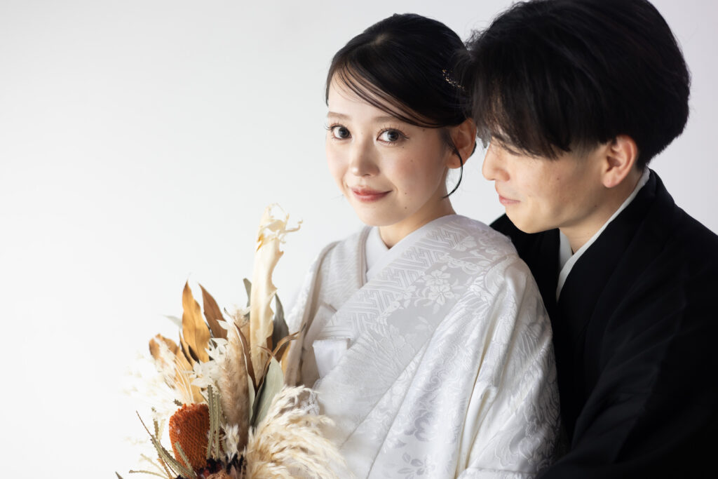 富山のドレスショップコアラが和装のスタジオ撮影で白無垢姿で撮影した新郎新婦の写真