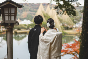 富山のコアラで紅葉の和装ロケーションフォトウェディングを行なった新郎新婦のフォトウェディング