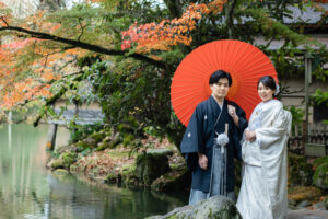 富山のコアラで紅葉の和装ロケーションフォトウェディングを行なった新郎新婦のフォトウェディング
