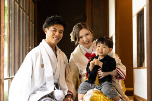 富山のコアラで和装フォトウェディングを家族で行う新郎新婦のフォトウェディング