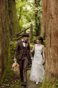 富山のコアラで洋装でロケーションフォトウェディングを行なっている新郎新婦