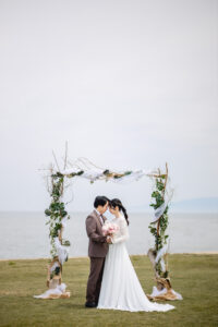富山のコアラで海フォトウェディングを行なった新郎新婦のフォトウェディング