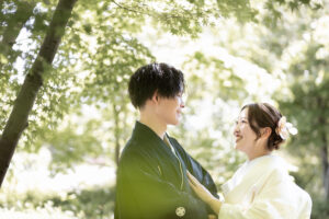 富山のフォトスタジオで黒ドレスと黒スーツでフォトウェディングを行った新郎新婦の前撮り写真