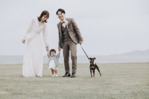 富山のコアラで洋装フォトウェディングを行なった新郎新婦が愛犬と子供とフォトウェディング