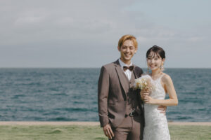 富山のコアラで洋装海フォトウェディングを行なった新郎新婦のフォトウェディング