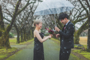 富山のコアラで雨の日にフォトウェディングを行なった新郎新婦の洋装フォトウェディング