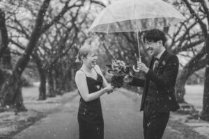 富山のコアラで雨の日にフォトウェディングを行なった新郎新婦の洋装フォトウェディング