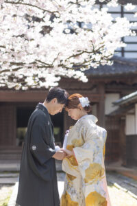 富山のコアラで和装ロケーションフォトウェディングを行なっている新郎新婦のフォトウェディング