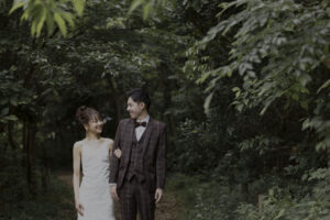 富山のコアラで洋装ロケーションフォトウェディングを行なった新郎新婦の笑顔のフォトウェディング