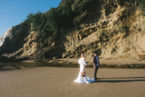 富山のコアラで洋装ロケーション海フォトウェディングを行なった新郎新婦のフォトウェディング
