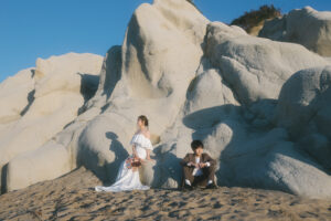 富山のコアラが石川の海で洋装フォトウェディングを行なった新郎新婦