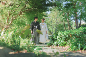 富山のコアラで和装ロケーションフォトウェディングを行なった新郎新婦が見つめ合っている様子
