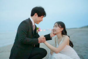 富山のコアラが海フォトウェディングで洋装フォトウェディングを行なった新郎新婦